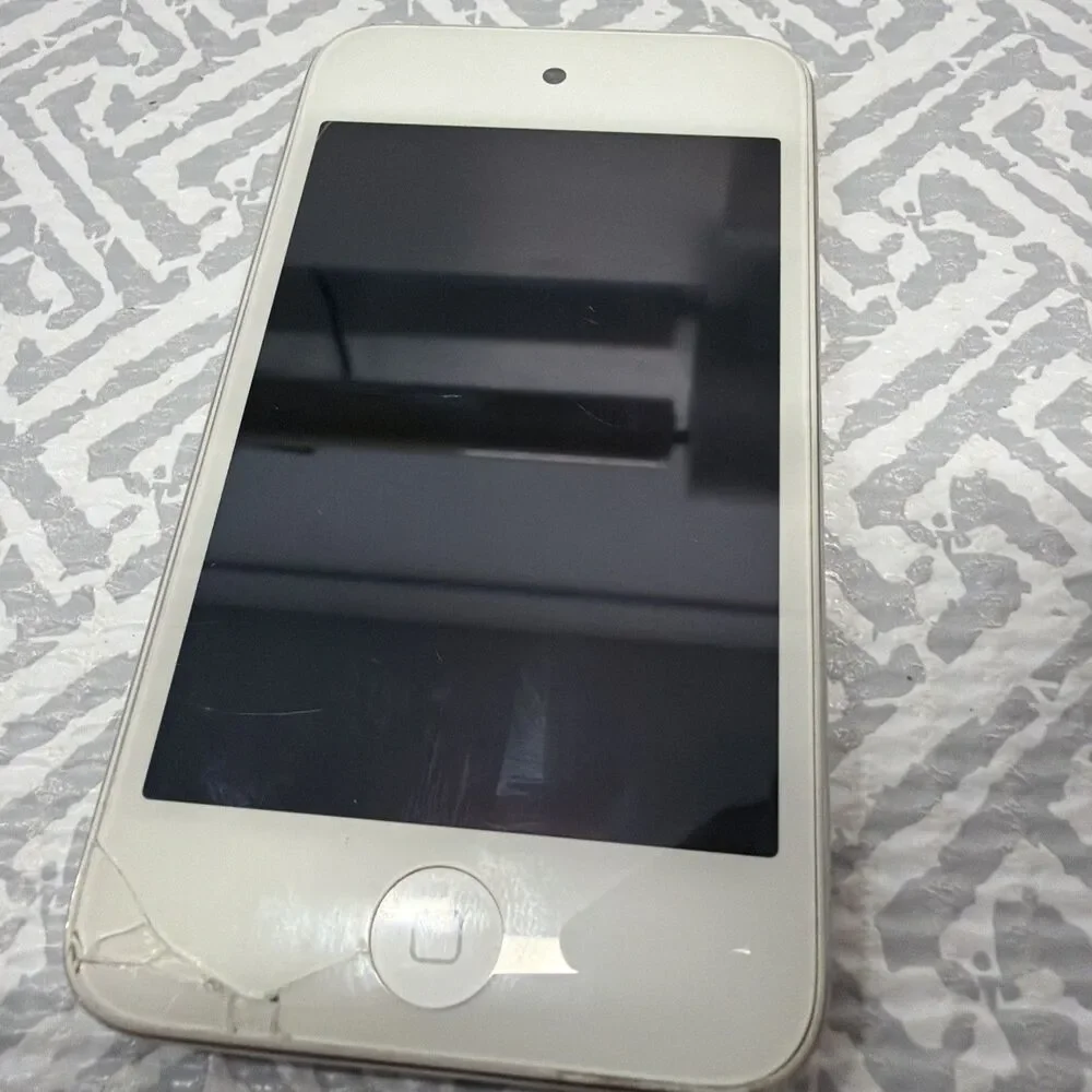 Apple iPod Touch 4th Gen 8GB White (A1367) For Parts - Cracked Screen, Powers On